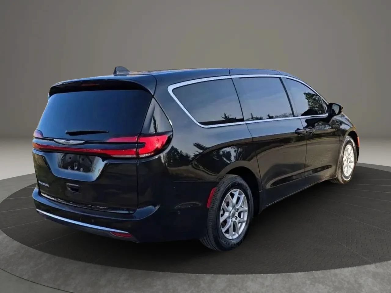 Used 2023 Chrysler Pacifica Touring-L FWD image 4
