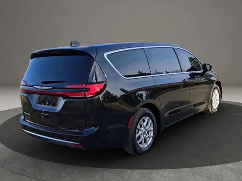 Used 2023 Chrysler Pacifica Touring-L FWD image 4