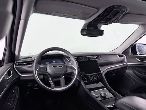 Used 2023 Jeep Grand Cherokee Limited image 20