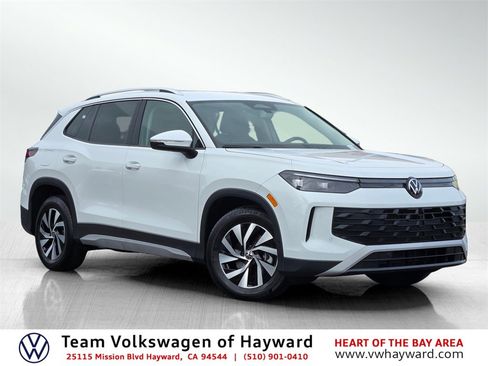 Used 2025 Volkswagen Tiguan S image 1