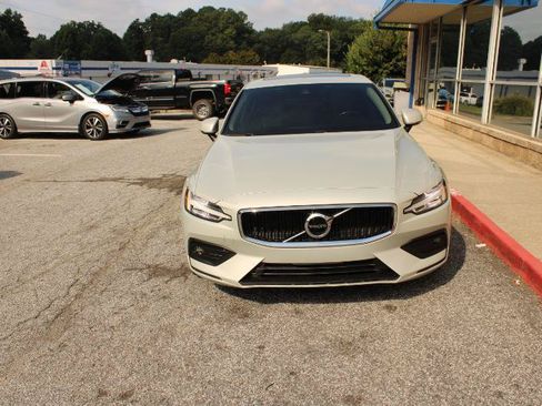 Used 2021 Volvo S60 T5 Momentum w/ Premium Package FWD image 2