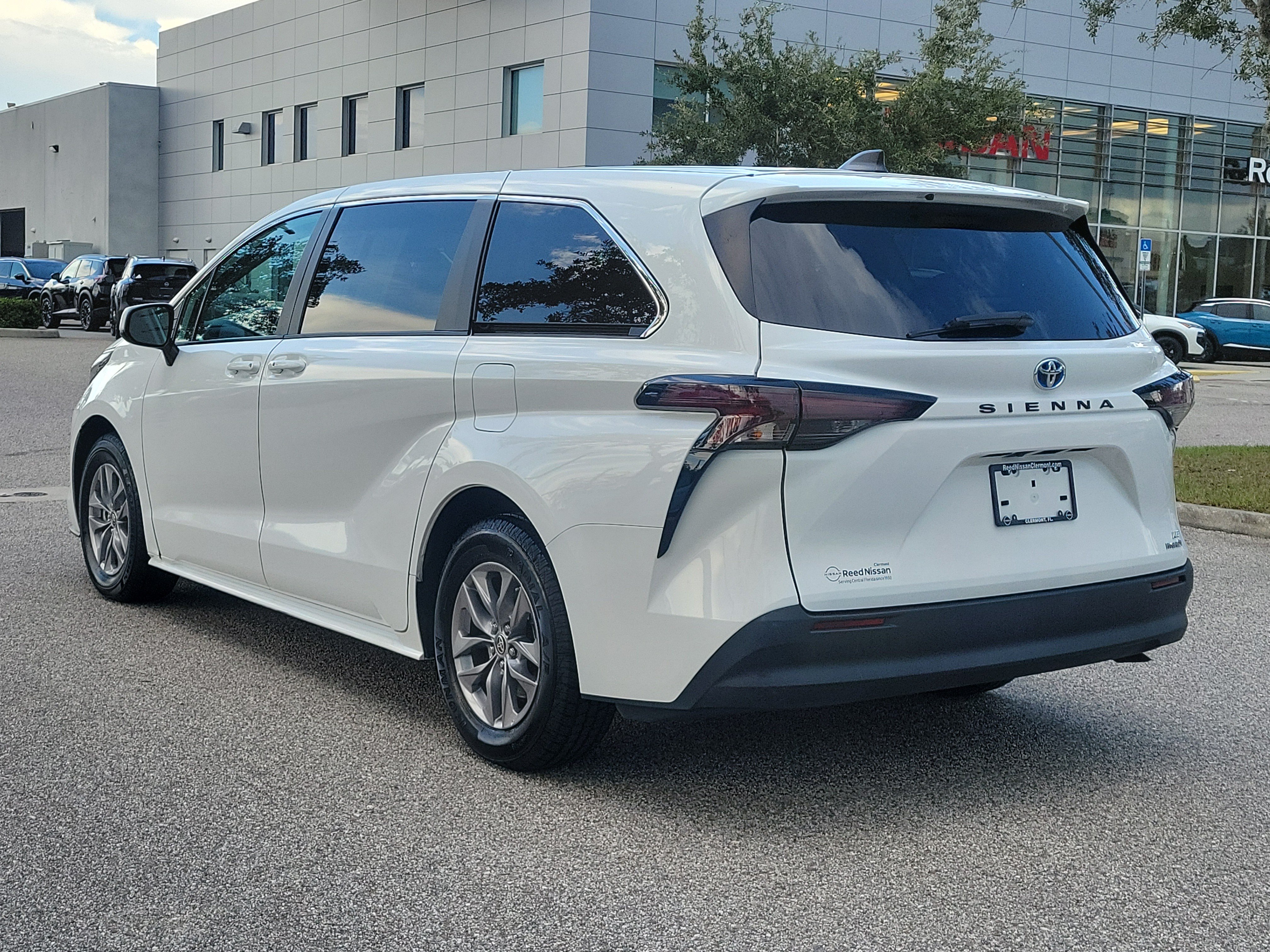 Used 2024 Toyota Sienna LE FWD image 7