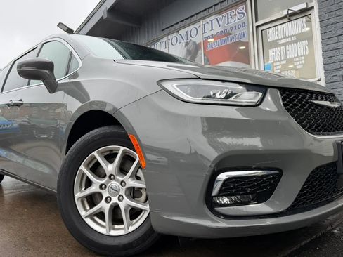 Used 2022 Chrysler Pacifica Touring-L FWD image 1