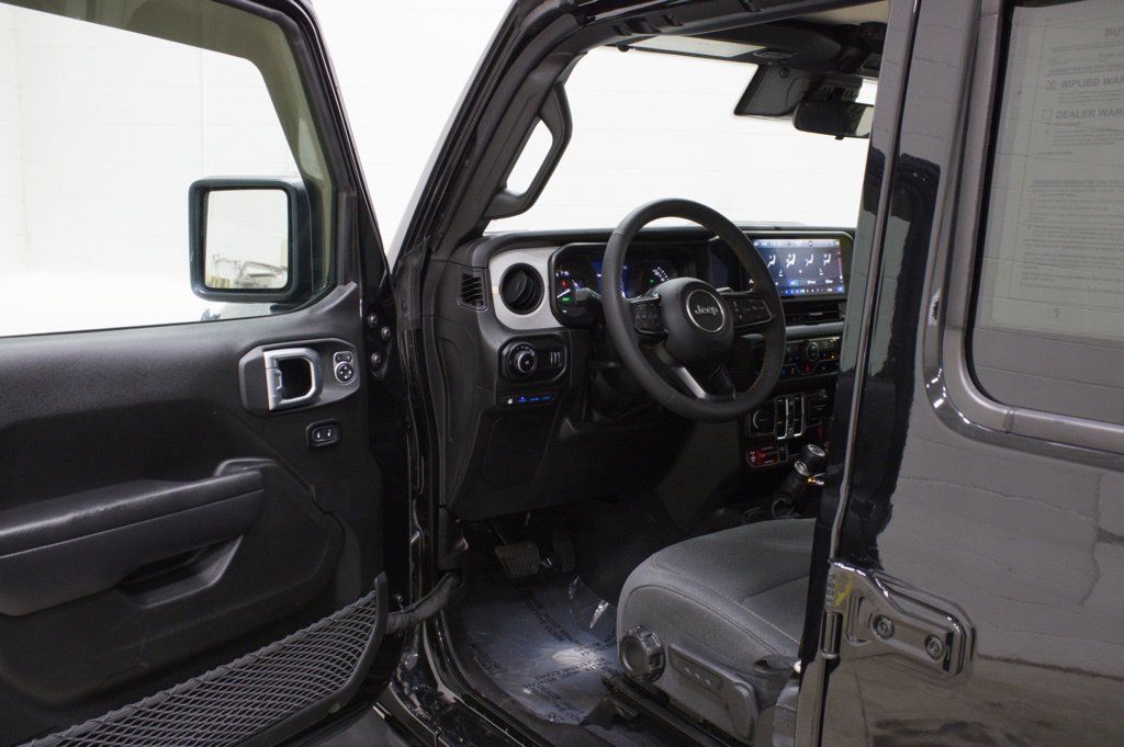 Used 2024 Jeep Wrangler Unlimited AWD/4WD image 17