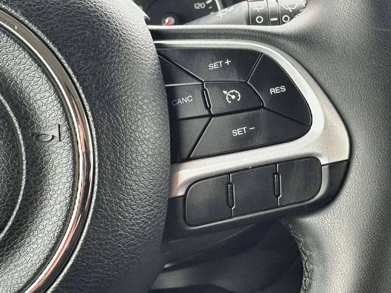 Used 2020 Jeep Renegade Latitude AWD/4WD image 31