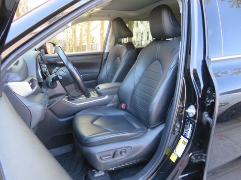 Used 2020 Toyota Highlander XLE AWD/4WD image 10