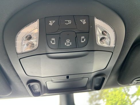 Certified 2025 Chrysler Pacifica Limited FWD image 13