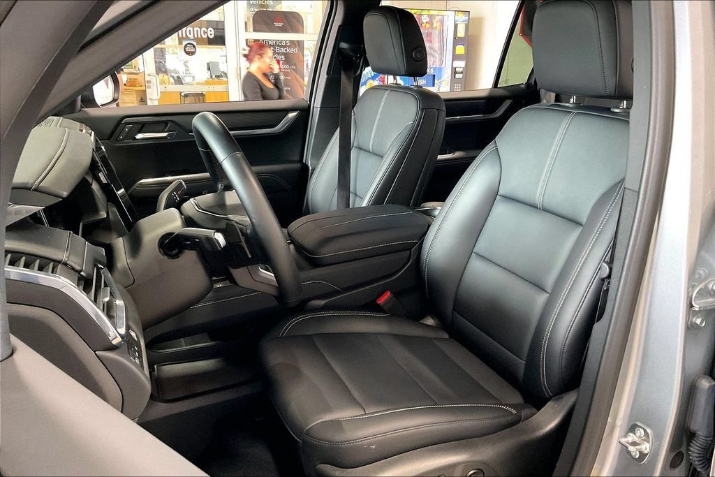 Used 2026 GMC Acadia Elevation w/ Elevation Premium Package FWD image 3