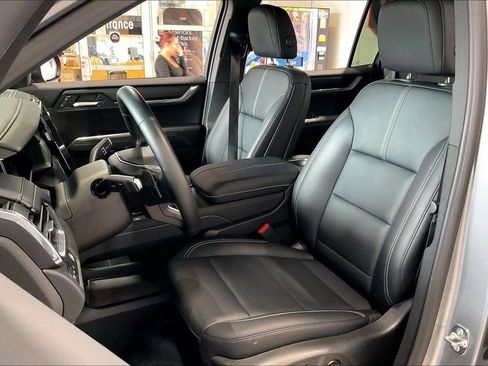 Used 2026 GMC Acadia Elevation w/ Elevation Premium Package FWD image 3