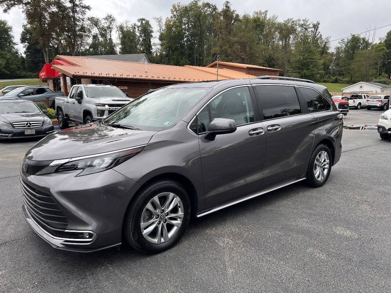 Used 2024 Toyota Sienna XLE w/ XLE Plus Package AWD/4WD image 1