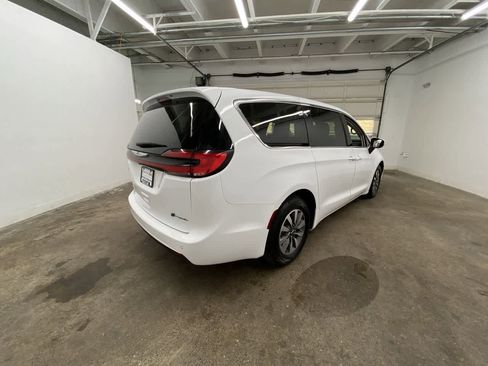 Used 2023 Chrysler Pacifica Touring-L image 6