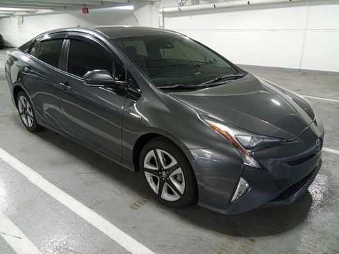 Used 2016 Toyota Prius Three Touring FWD image 3