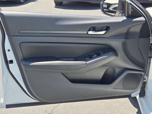 Used 2025 Nissan Altima 2.5 SV FWD image 11