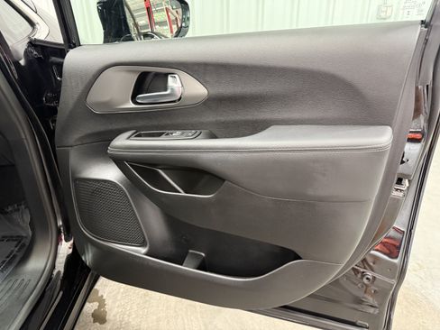 Used 2025 Chrysler Pacifica Select w/ Uconnect Theater Family Group FWD image 9