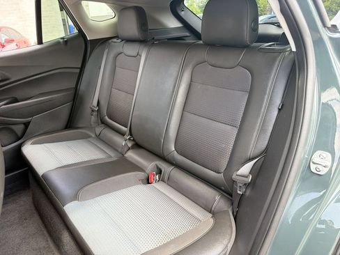 Used 2025 Chevrolet Trax LT w/ LT Convenience Package FWD image 19