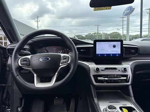 Used 2023 Ford Explorer XLT AWD/4WD image 10