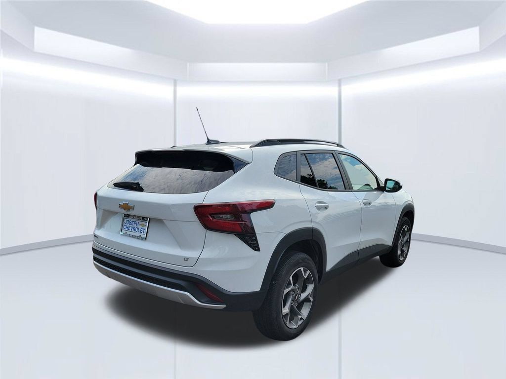 Used 2025 Chevrolet Trax LT FWD image 5