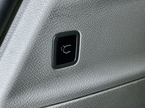 Used 2023 Chrysler Pacifica Limited FWD image 32