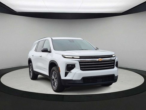 Used 2025 Chevrolet Traverse LT AWD/4WD image 2