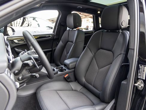 Certified 2025 Porsche Macan AWD/4WD image 5