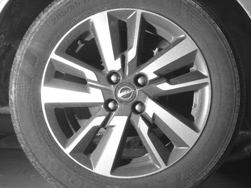 Used 2025 Nissan Versa SV FWD image 15