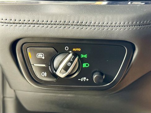 Used 2019 Bentley Bentayga image 24