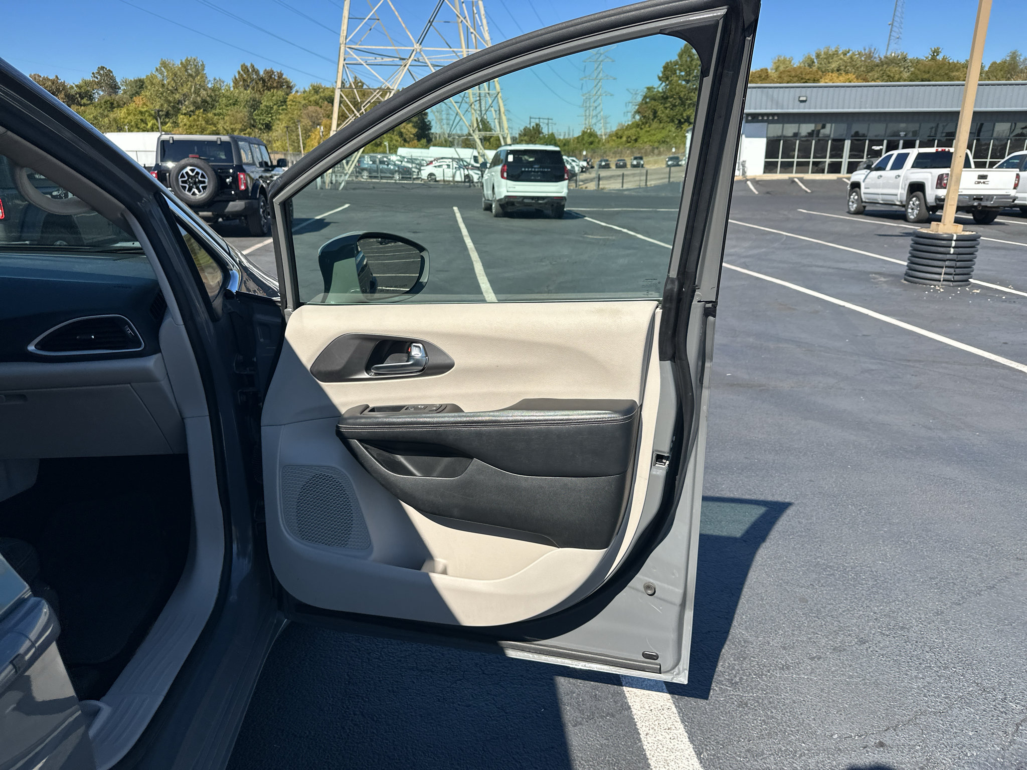 Used 2022 Chrysler Pacifica Touring-L FWD image 13