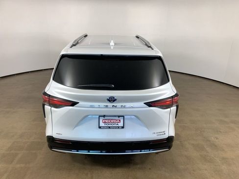 Used 2024 Toyota Sienna Platinum image 11