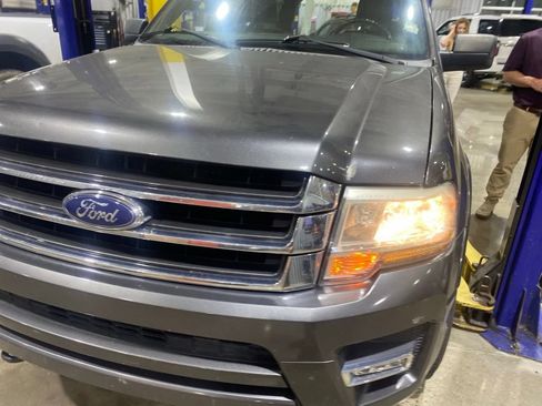 Used 2017 Ford Expedition XLT w/ Equipment Group 202A AWD/4WD image 2