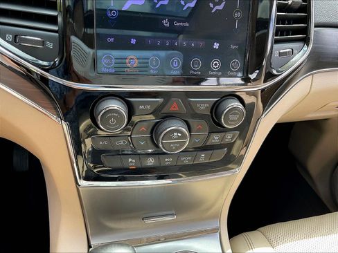 Used 2020 Jeep Grand Cherokee Limited w/ Luxury Group II AWD/4WD image 15