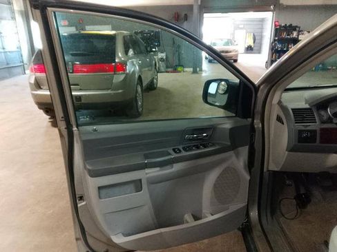 Used 2009 Chrysler Town & Country LX FWD image 24
