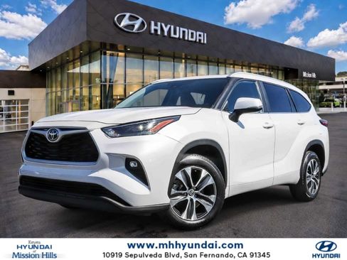 Used 2023 Toyota Highlander XLE FWD image 1
