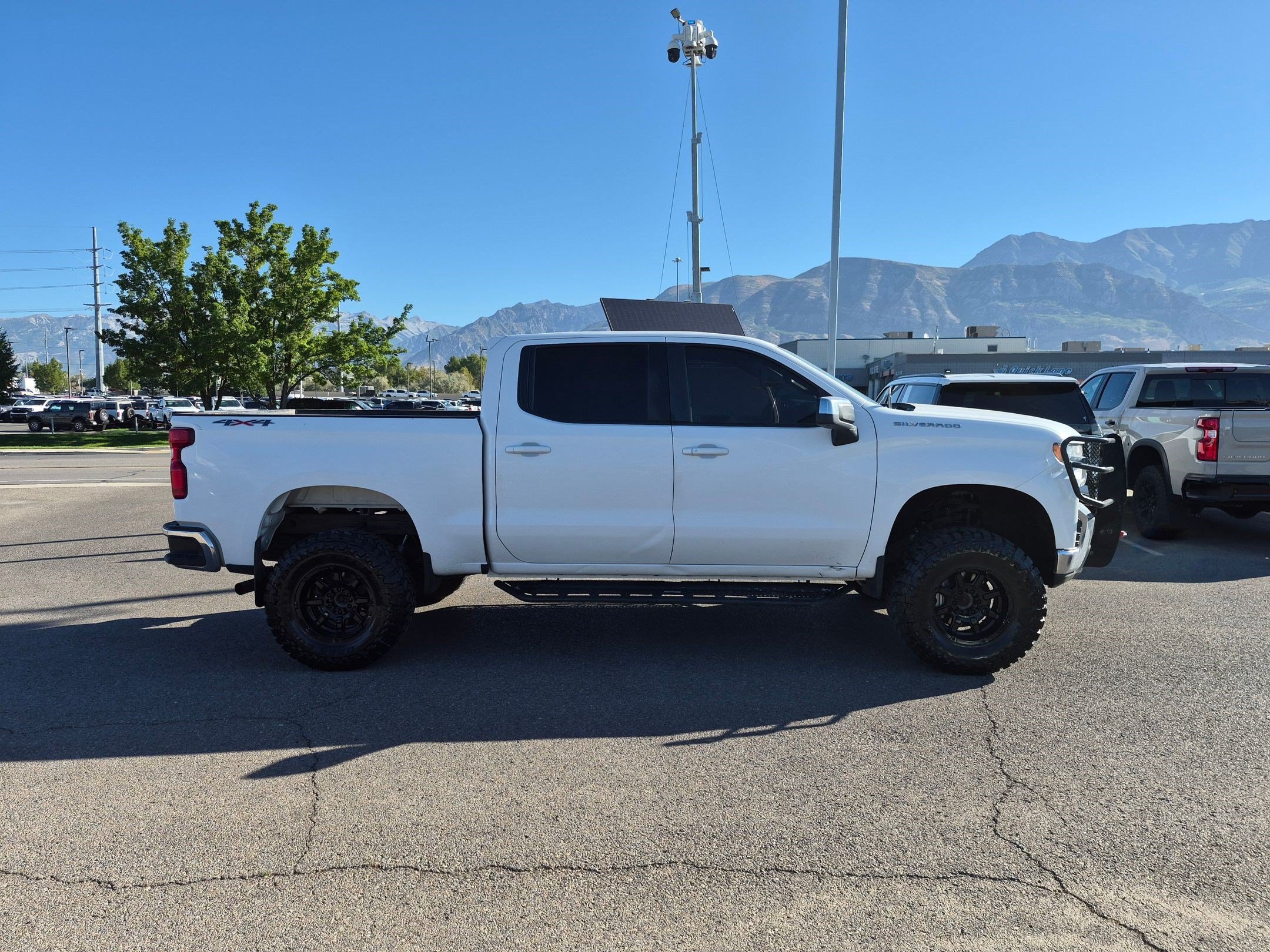 Used 2022 Chevrolet Silverado 1500 LT AWD/4WD image 2