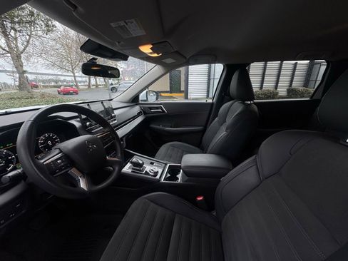 Used 2024 Mitsubishi Outlander 4WD Plug-In Hybrid image 12