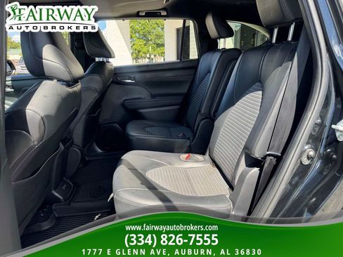 Used 2021 Toyota Highlander XSE FWD image 11