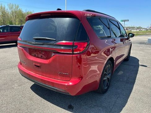 Used 2025 Chrysler Pacifica Limited FWD image 16