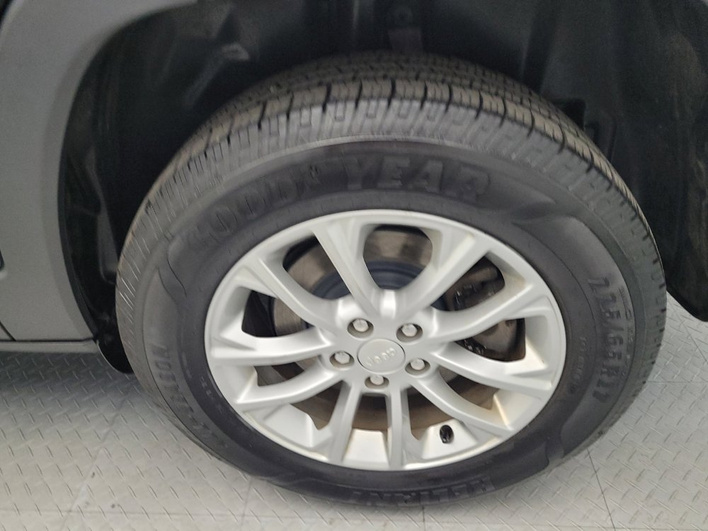 Used 2019 Jeep Cherokee Latitude w/ Cold Weather Group FWD image 31