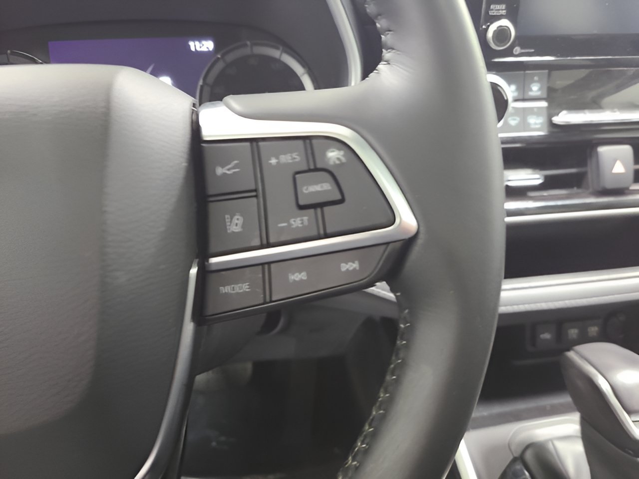 Used 2021 Toyota Highlander XLE FWD image 28