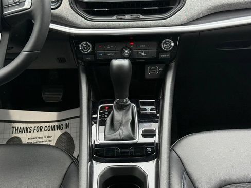Used 2025 Jeep Compass Latitude AWD/4WD image 10