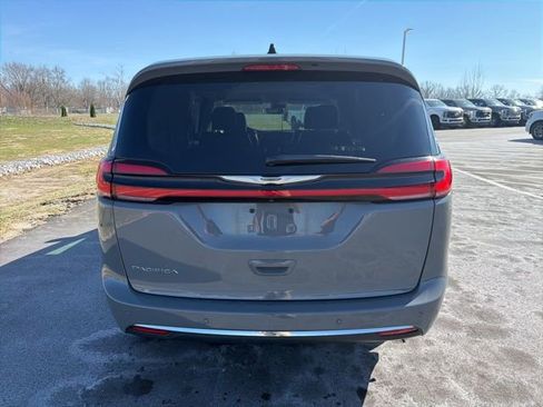 Used 2023 Chrysler Pacifica Touring-L FWD image 8