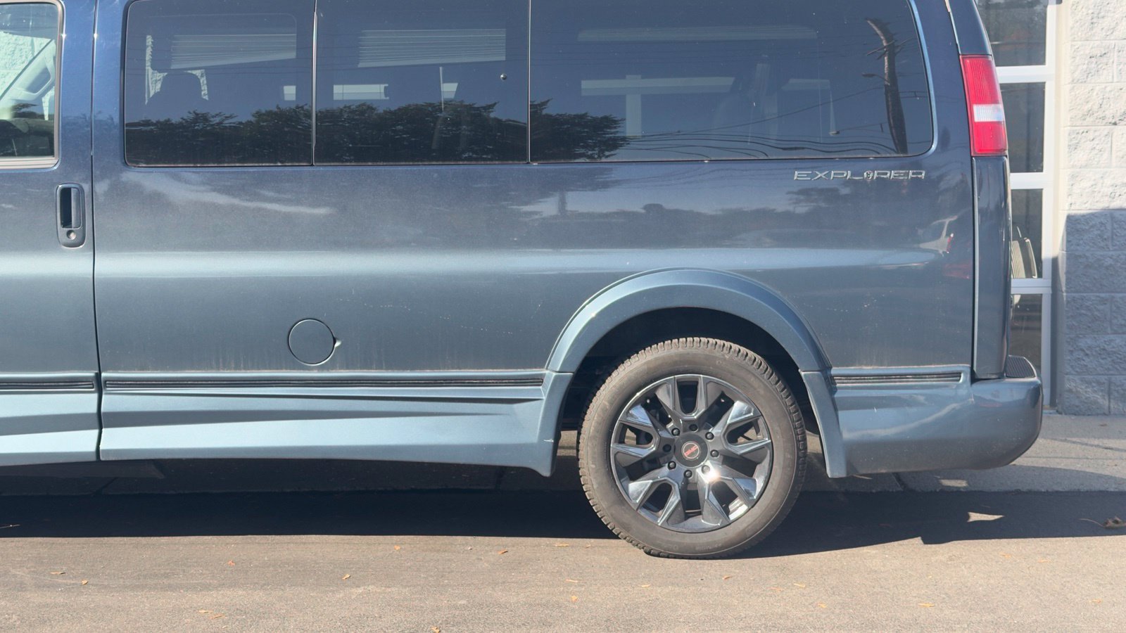 Used 2024 GMC Savana 2500 RWD image 3