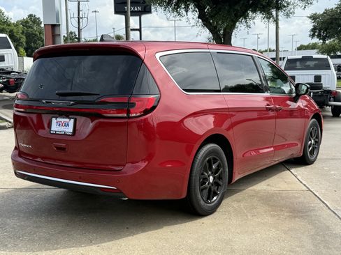 New 2027 Chrysler Pacifica Select FWD image 5