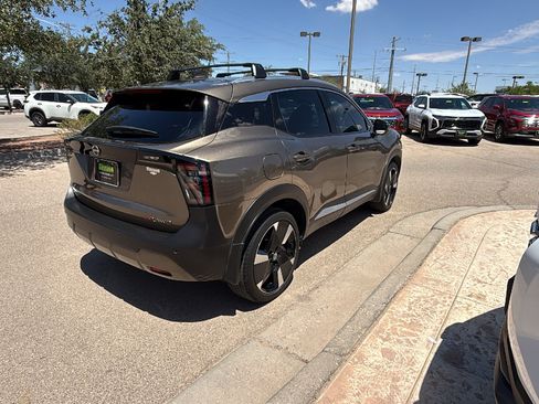 Used 2025 Nissan Kicks SR AWD/4WD image 5