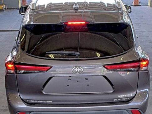 Used 2023 Toyota Highlander XLE image 6