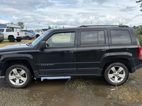 Used 2017 Jeep Patriot Latitude AWD/4WD image 2