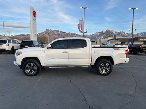 Used 2016 Toyota Tacoma TRD Sport image 2