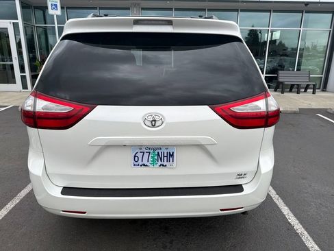 Used 2017 Toyota Sienna XLE AWD/4WD image 3
