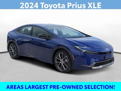 Used 2024 Toyota Prius XLE FWD image 3