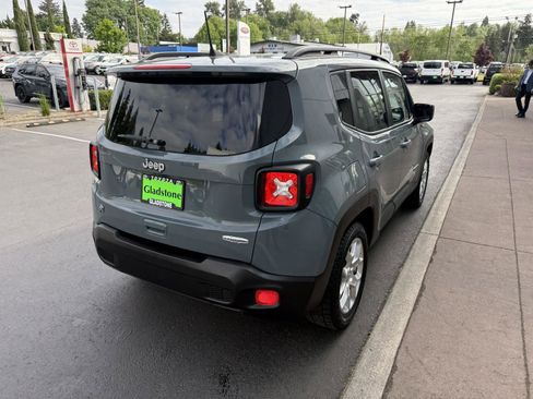 Used 2018 Jeep Renegade Latitude FWD image 5