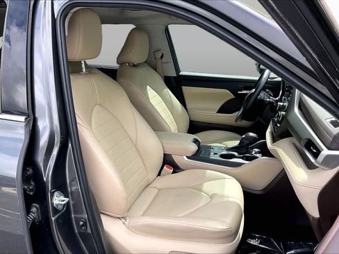 Used 2022 Toyota Highlander XLE FWD image 8